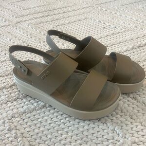 CROCS Women's SZ 8 Brooklyn Wedge Sandals Khaki Bone